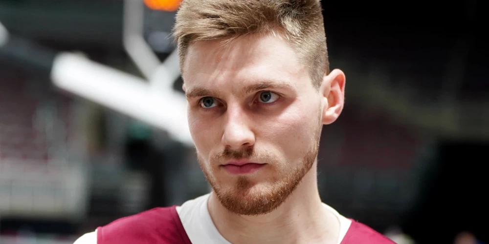 Latvijas vīriešu basketbola izlases spēlētājs Artūrs Kurucs