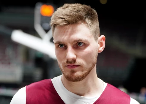 Latvijas vīriešu basketbola izlases spēlētājs Artūrs Kurucs