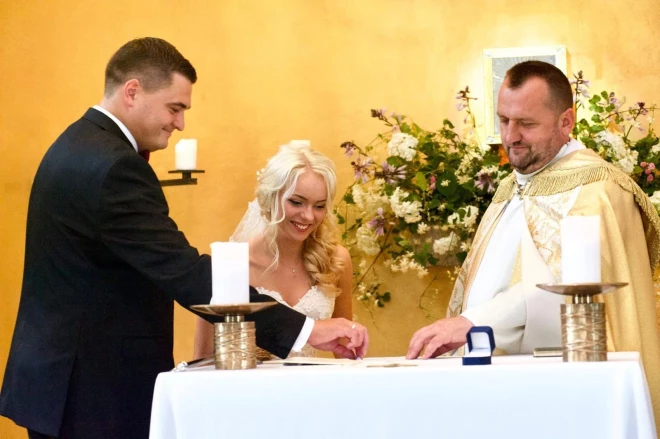 Jaunā Ratnieku ģimene kāzu dienā ar mācītāju Andreju Mediņu.
