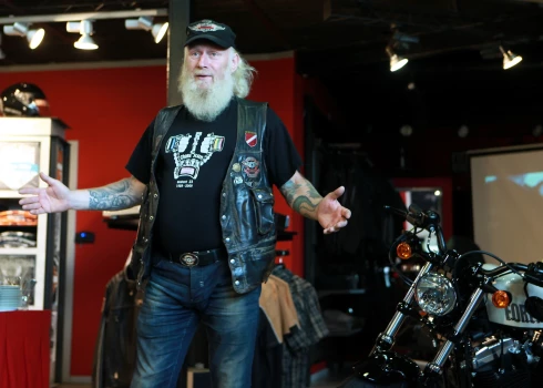 25 gadus Aivars Freimanis jeb Frīdis bija Latvijas Motoklubu asociācijas vadītājs, bet nu no šī amata atkāpies, tāpat kā aizgājis no paša izveidotā motokluba "Vēja brāļu ordenis" prezidenta amata.