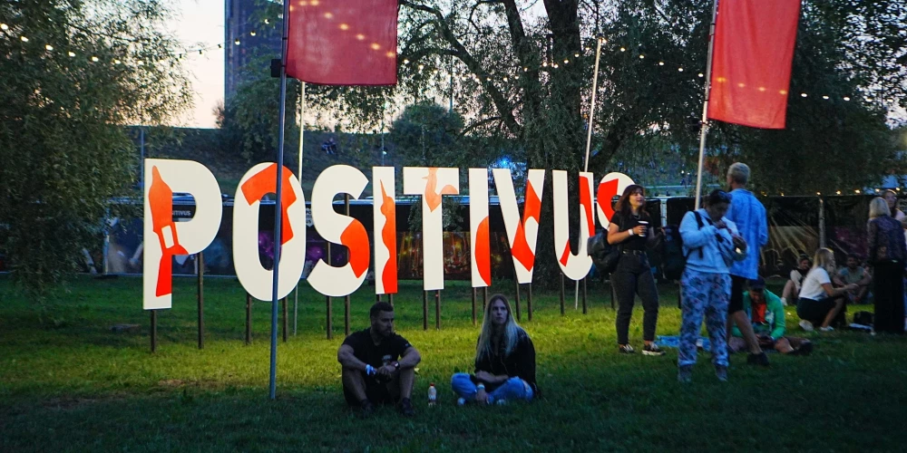 Šīs nedēļas nogalē – 8. un 9. augustā – Lucavsalā aizritēs septiņpadsmitais "Positivus" festivāls. Katru gadu šo pasākumu vasaras pilnbriedā apmeklē arī virkne sabiedrībā zināmu cilvēku, kuri nevairās iejukt pūlī un baudīt mūziku, mākslu un kopā būšanu – plecu pie pleca un gurnu pie gurna ar tūkstošiem citu apmeklētāju.