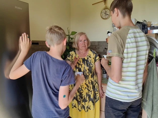 Ar audžudēliem. “Katram krūze, šķīvis, bļoda, karote ir tik tīri, cik tīru paši nomazgā,” atklāj Arta Šomase.