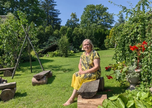 Arta Šomase savas ģimenes mājas "Sprigulīši" sētā.