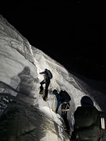 Šādas ledus sienas bija jāpārvar ceļā uz Monblānu.