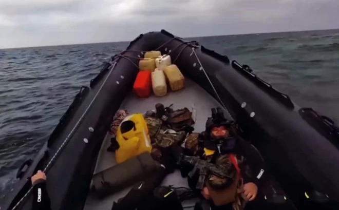 Vienības "Raven Group" kaujinieki dodas misijā.