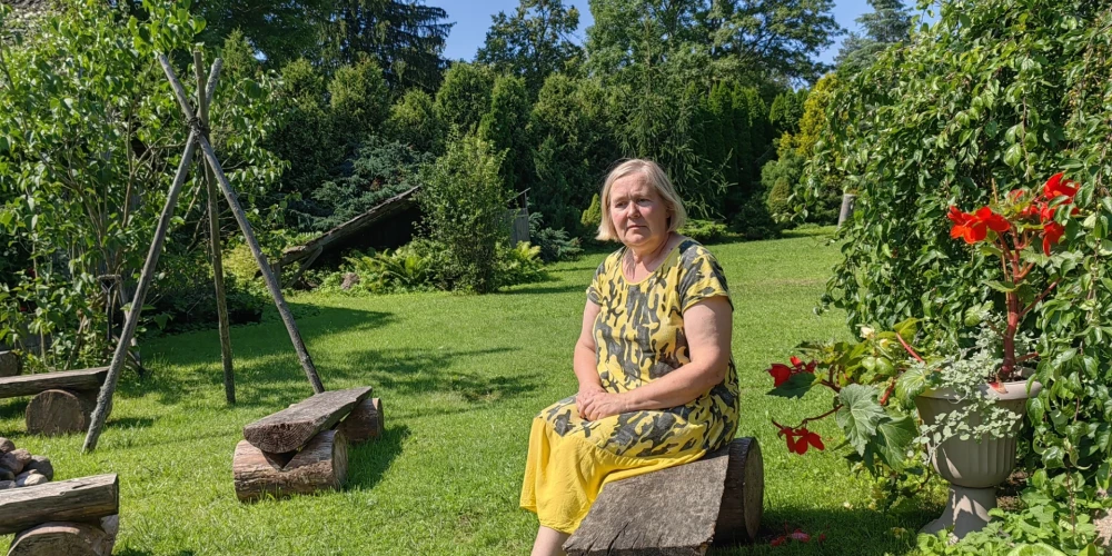 Pēc tam kad bija izaudzinātas trīs pašas meitas – Sandra, Liene un Kristīne –, viņu mamma kultūras darbiniece un Valmieras novada folkloras kopas "Mežābele" vadītāja Arta Šomase uzmanību un savas "Sprigulīšu" mājas Jērcēnos izlēma dalīt ar bērniem, kas nelabvēlīgu apstākļu dēļ izņemti no ģimenēm.