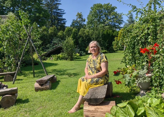 Pēc tam kad bija izaudzinātas trīs pašas meitas – Sandra, Liene un Kristīne –, viņu mamma kultūras darbiniece un Valmieras novada folkloras kopas "Mežābele" vadītāja Arta Šomase uzmanību un savas "Sprigulīšu" mājas Jērcēnos izlēma dalīt ar bērniem, kas nelabvēlīgu apstākļu dēļ izņemti no ģimenēm.