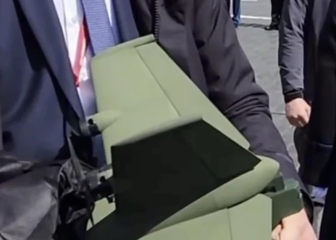 VIDEO: Putina apsarga rokās pamana dīvainu priekšmetu - izskan versija, kas tas varētu būt