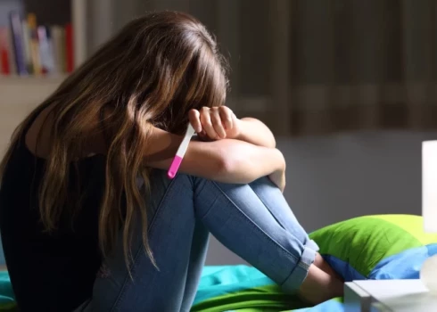 Latvijā katru gadu tiek reģistrēti teju 100 gadījumi, kad mazuli laiž pasaulē nepilngadīga meitene.