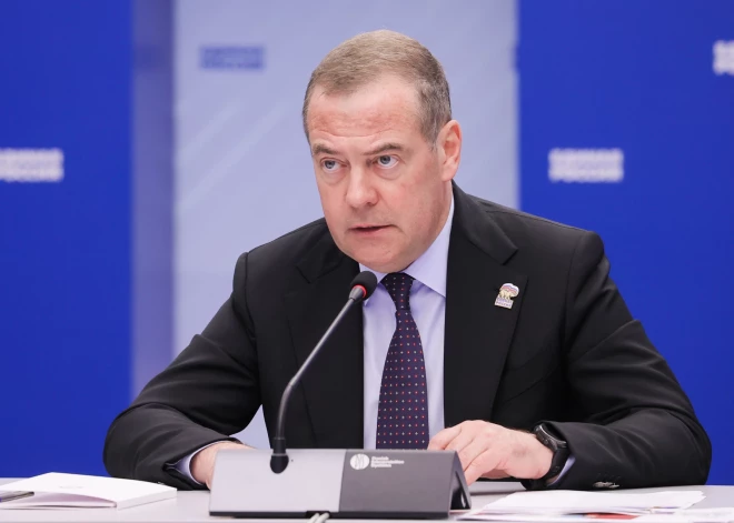 Медведев в ответ на ультиматум Трампа в очередной раз пригрозил войной и вступил в перепалку с американским сенатором