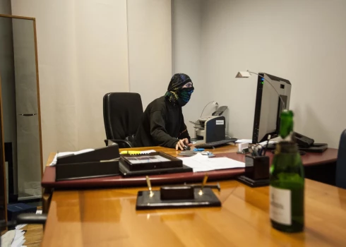 Devāmies uz dažiem pētījumā pieminētajiem tīkliem, lai iepazītos ar to saturu, ka arī “iebarojām” ievērojamu apjomu šīs dezinformācijas diviem dažādiem mākslīgā intelekta (MI) valodu modeļiem, Gemini un ChatGPT, lai noskaidrotu to “viedokli” par publicēto saturu.