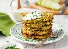 Кабачковые оладьи с чесноком и зеленью: быстрый летний рецепт, который понравится всем