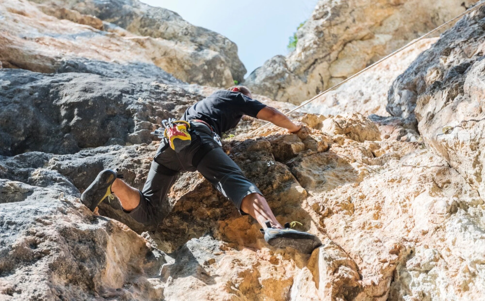 Latvijas alpīnisti Pamirā izglābj divus kritiski sliktā stāvoklī esošus citu valstu alpīnistus