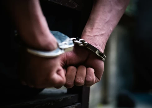 Kādam vīrietim piespriests 12 gadus un trīs mēnešus ilgs brīvības atņemšanas sods par vairāku mazgadīgu personu pamudināšanu iesaistīties seksuālās darbībās, izmantojot saziņu sociālajos medijos.