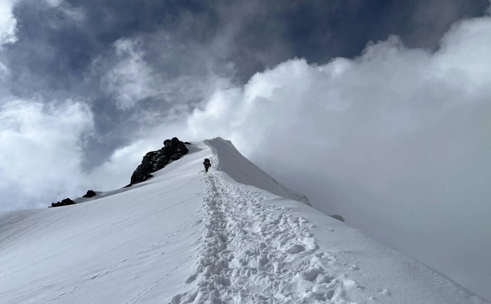 Latvijas alpīnisti dalās, kā notika divu kritiskā stāvoklī esošu citu valstu alpīnistu glābšana Pamirā