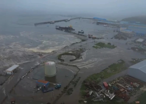 8,8 magnitūdu zemestrīce Krievijas Tālajos Austrumos izraisa cunami.