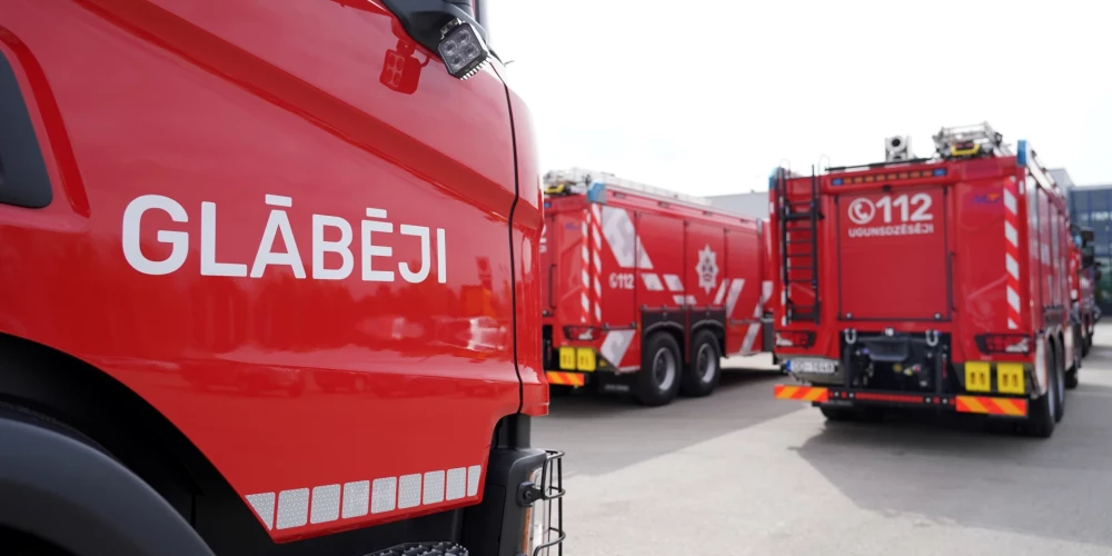 Valsts ugunsdzēsības un glābšanas dienesta jaunās "Scania" autocisternas.