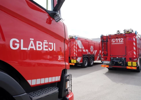 Valsts ugunsdzēsības un glābšanas dienesta jaunās "Scania" autocisternas.