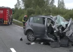 Notikusi traģiska avārija uz Daugavas šosejas - vieglais auto frontāli sadūries ar fūri 
