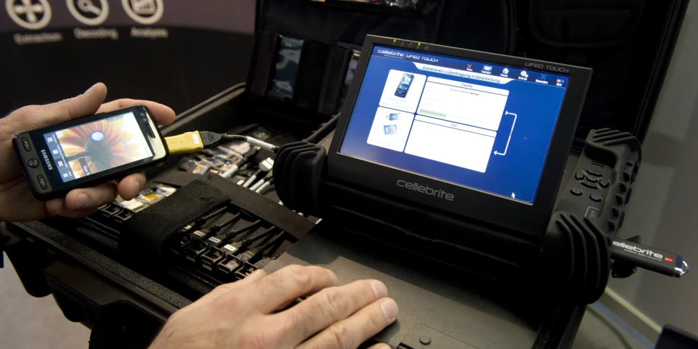 Sazvērestības teoriju piekritēji pauž, ka VID Izraēlas kompānijas “Cellebrite” programmatūru iepircis, lai totāli izsekotu visus Latvijas pilsoņus.