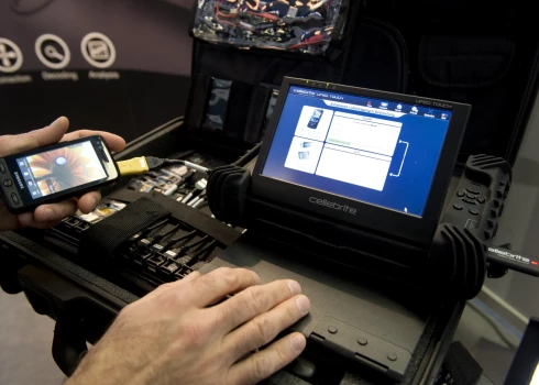 Sazvērestības teoriju piekritēji pauž, ka VID Izraēlas kompānijas “Cellebrite” programmatūru iepircis, lai totāli izsekotu visus Latvijas pilsoņus.