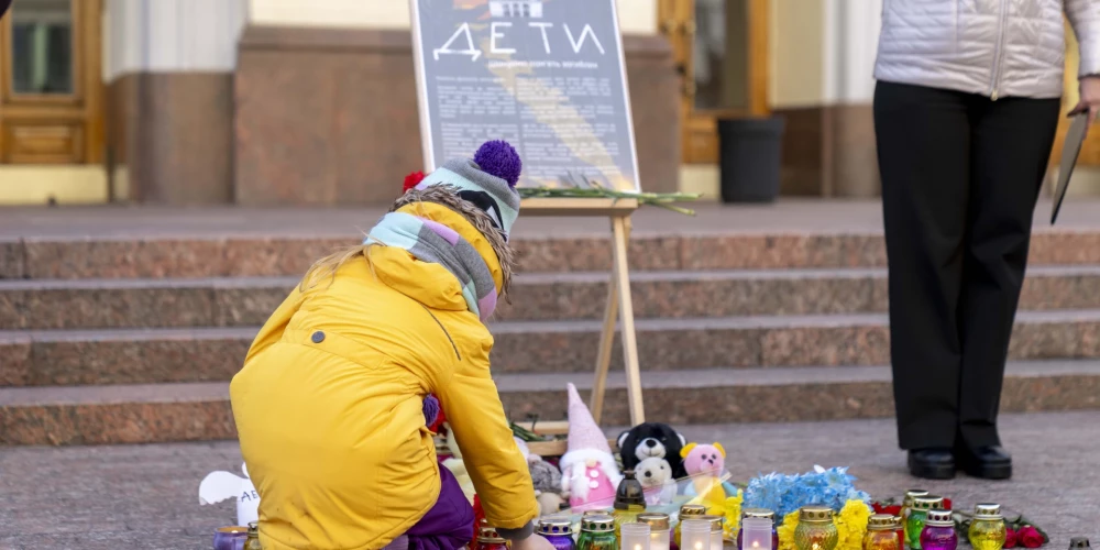В марте по всей Украине почтили память жертв авиаудара по Мариупольскому драматическому театру, произошедшего три года назад.