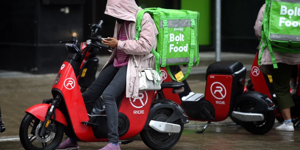 "Bolt food" kurjeri un "Ride" elektriskie motorolleri.