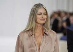 60-летняя модель Паулина Поризкова сделала фото в бикини и без макияжа. Она напомнила, что возраст - не приговор
