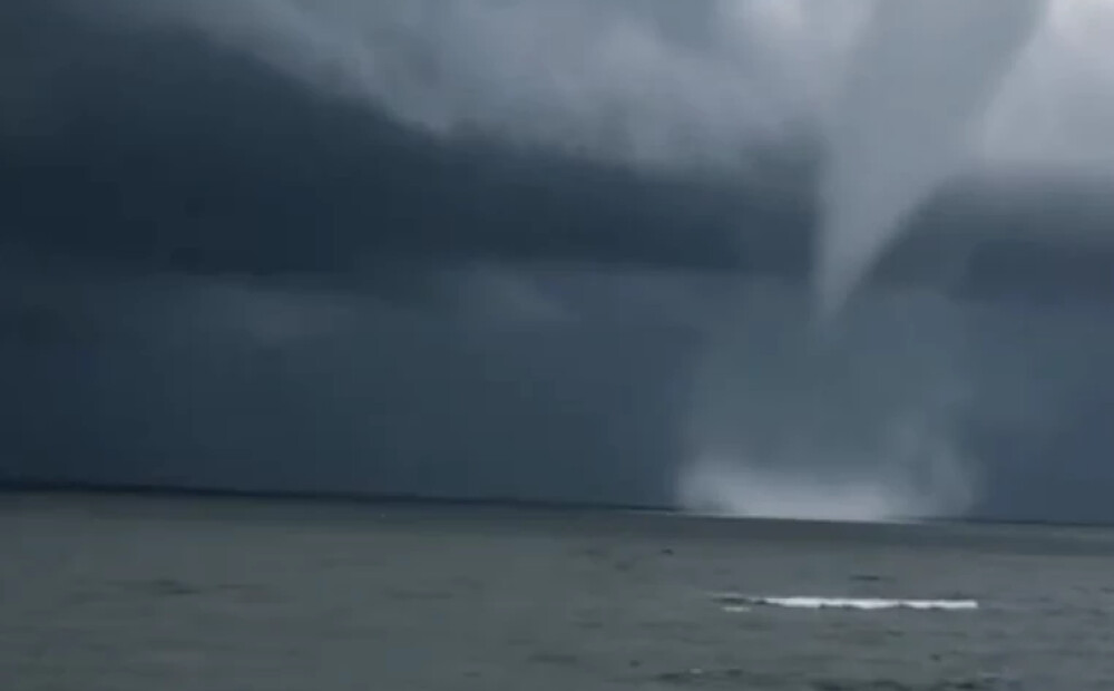 VIDEO: Rīgas līcī pie Saulkrastiem fiksēts iespaidīgs ūdensstabs