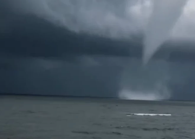 VIDEO: Rīgas līcī pie Saulkrastiem fiksēts iespaidīgs ūdensstabs