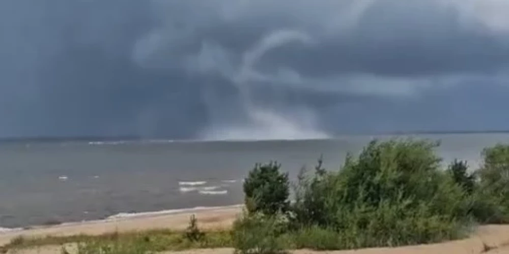 Водяной смерч в Саулкрасты.