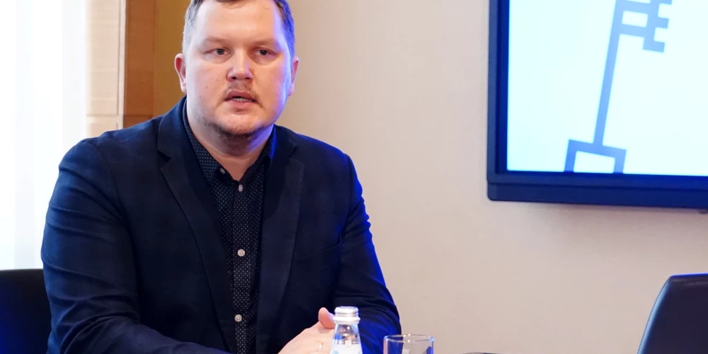 Rīgas enerģētikas aģentūras direktors Jānis Ikaunieks apgalvo, ka pret viņu nav izdarīts politisks spiediens.