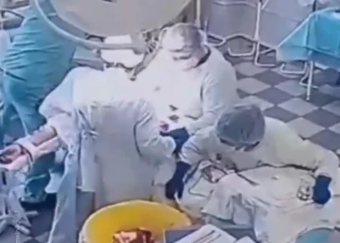 Врачи на Камчатке продолжили операцию несмотря на землетрясение.