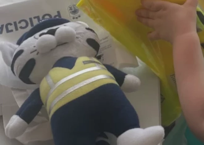 Policisti sarūpē pārsteigumu puisēnam. "Tas ir tik mīļi un aizkustinoši, speciāli atbraukt un iepriecināt mazo cilvēku" staro viņa mamma