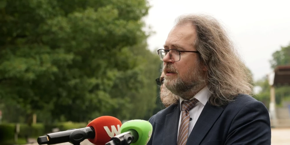 Izglītības un zinātnes ministrijas (IZM) Juridiskā un nekustamo īpašumu departamenta direktors Raimonds Kārkliņš piedalās preses brīfingā par valsts pārvaldības atjaunošanu sporta centrā "Kleisti".