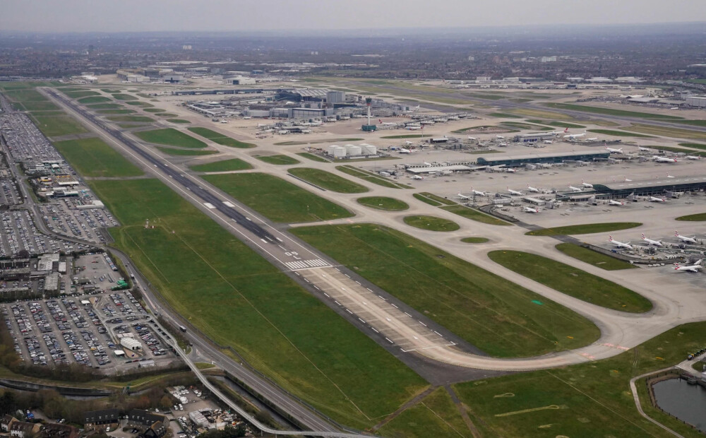 Lielbritānijas debesīs valda haoss, traucēti lidojumi visā valstī