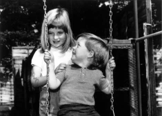 Princeses Diānas brālis zīmīgā dienā dalās ar neredzētu bērnības fotogrāfiju