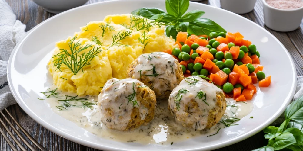 Maltās gaļas bumbiņas ar gurķu mērci