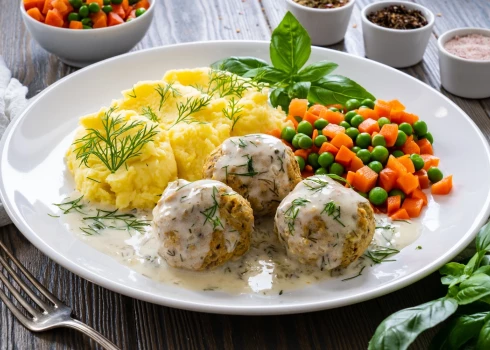 Maltās gaļas bumbiņas ar gurķu mērci