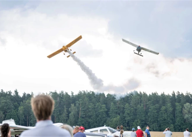 Ādaži aicina uz vietējā lidlauka svētkiem 2. augustā - būs avio šovi, varēs apskatīt aviācijas un militāro tehniku