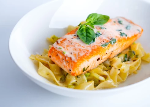 Lasis ar nūdelēm un avokado mērci