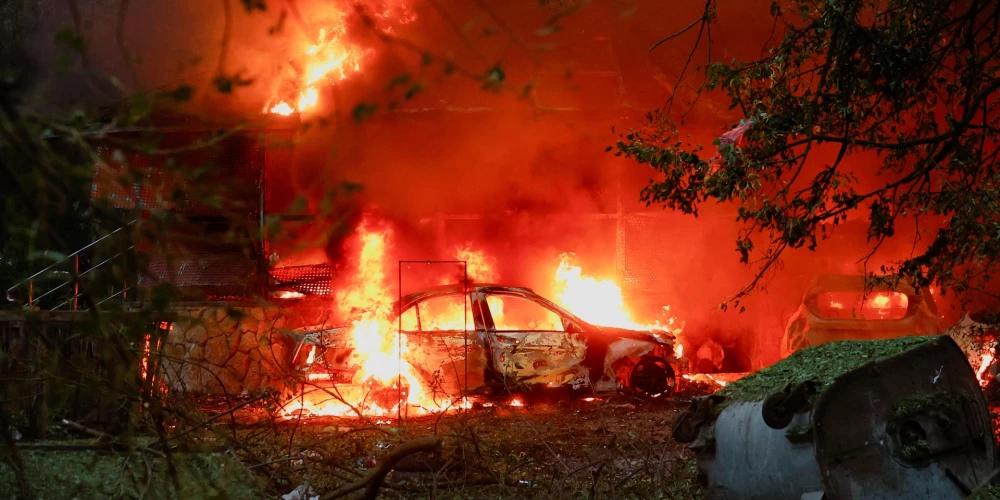 zcēlušies ugunsgrēki arī vairākās nedzīvojamās ēkās, un aizdegušās automašīnas. 