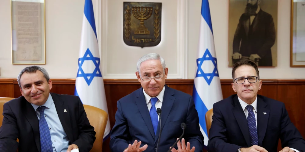 Pa kresi Izraēlas drošības kabineta loceklis Zeevs Elkins, pa centru Izraēlas premjerministrs Benjamins Netanjahu.