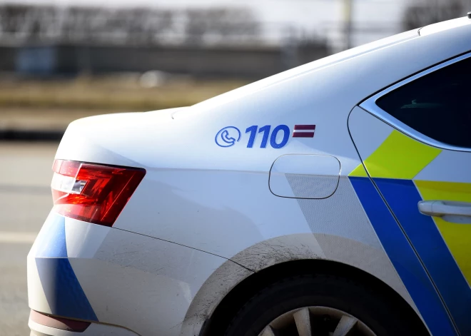 Daugavpilī aizturēts vīrietis, kurš automašīnu logos ieskrāpēja “Z” simbolu