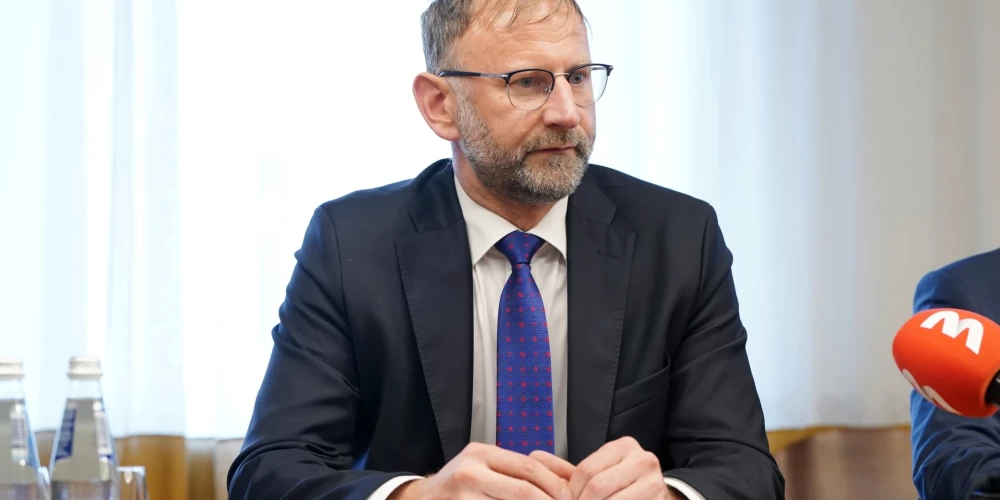 Satiksmes ministrs Atis Švinka (P).