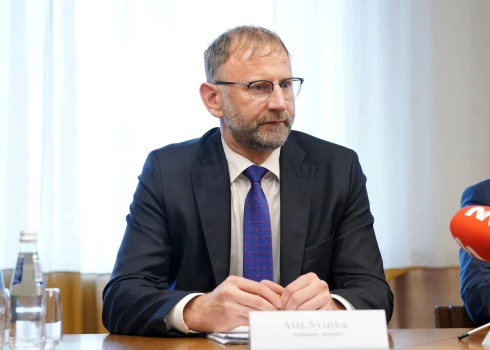 Satiksmes ministrs Atis Švinka (P).