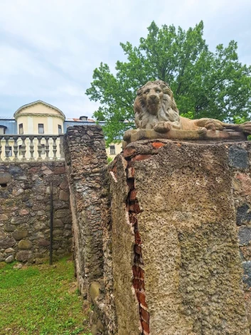 Vandaļu un lietus ietekmē draud nogrūt Krāslavas pils grota ar uz tās esošo pils sargu – lauvu.