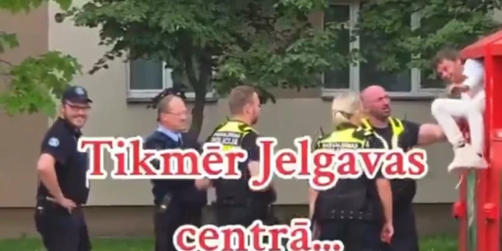 Nez vai lietoto drēbju kaudzē vīrietis paguva atrast sev ko piemērotu?