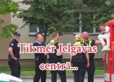 VIDEO: "No konteinera bija dzirdama balss..." iereibis vīrietis Jelgavā sasmīdina policistus un apstulbina garāmgājējus