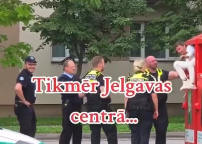 VIDEO: "No konteinera bija dzirdama balss..." iereibis vīrietis Jelgavā sasmīdina policistus un apstulbina garāmgājējus